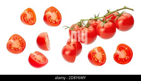Kirschtomaten. Die Stücke der Tomaten werden in die Hälfte und das ganze Gemüse auf dem Zweig geschnitten. Isoliert auf weißem Hintergrund. Stockfoto