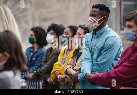 Gruppe von Menschen Aktivisten protestieren auf Straßen, märz und Demonstrationskonzept. Stockfoto