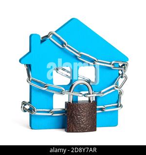 Haus in Kette und mit Vorhängeschloss verschlossen. Isoliert auf weißem Hintergrund. Stockfoto