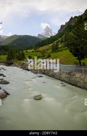 Zermatt, Schweiz, der berühmte Skiort in den Schweizer Alpen am Fuße des Matterhorns. Bergfluss in Zermatt Stockfoto