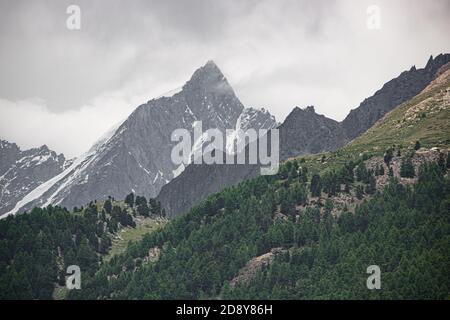 Herrliche Aussicht auf den Touristenpfad in der Nähe des Matterhorns Schweizer Alpen bei bewölktem Wetter Stockfoto