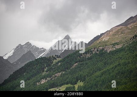 Herrliche Aussicht auf den Touristenpfad in der Nähe des Matterhorns Schweizer Alpen bei bewölktem Wetter Stockfoto