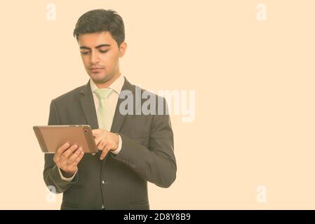 Jungen schönen persischen Geschäftsmann mit digitalen Tablet Stockfoto