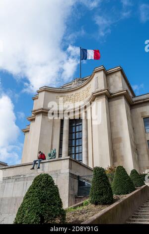 Paris, Frankreich - 26. Oktober 2020 : Fassade des Palastes von Chaillot in Trocadéro, ein monumentales Gebäude, das mehrere kulturelle Institutionen und Bui beherbergt Stockfoto