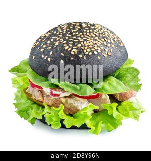 Schwarzer Burger mit isoliert auf weißem Hintergrund. Fast-Food-Konzept Stockfoto