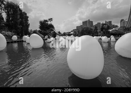 Singapur - 4. Dezember 2019: Blick auf die Eier, die über dem Wasser schweben, die Dekoration am Dragonfly Lake in Garden by the Bay Park in Singapur. Schwarz Stockfoto