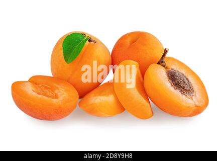 Aprikosenfrüchte isoliert auf weißem Hintergrund. Frische Aprikosen mit Blatt, ganz und halb aus der Nähe Stockfoto