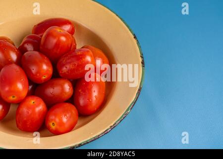Stapel frischer Kirschtomaten auf weißem Hintergrund. Gruppe von Kirschtomaten isoliert auf weißem Hintergrund Stockfoto