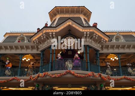 Chessy, Frankreich - 10. Oktober 2020: Mickey und Minnie sagen Auf Wiedersehen in Saison Halloween in Disneyland Paris vor einer weiteren Schließung wegen der Coronavi Stockfoto