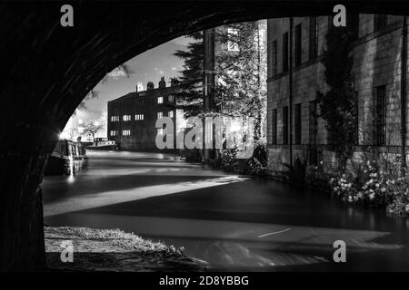 Eine wilde Nacht auf dem Rochdale Canal, Hebden Bridge, Calderdale, West Yorkshire Stockfoto