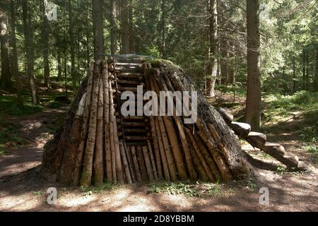 Valle del Vò (BG), una antica pulat, catasta in legno usata per la carbonizzazione del ferro Stockfoto