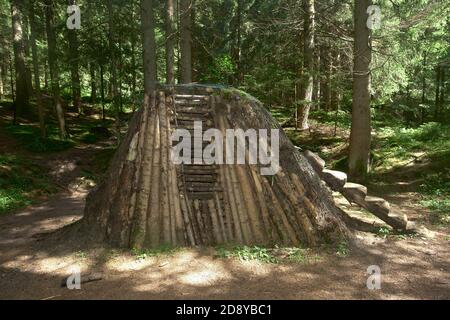 Valle del Vò (BG), una antica pulat, catasta in legno usata per la carbonizzazione del ferro Stockfoto