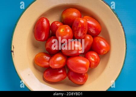 Stapel frischer Kirschtomaten auf weißem Hintergrund. Gruppe von Kirschtomaten isoliert auf weißem Hintergrund Stockfoto