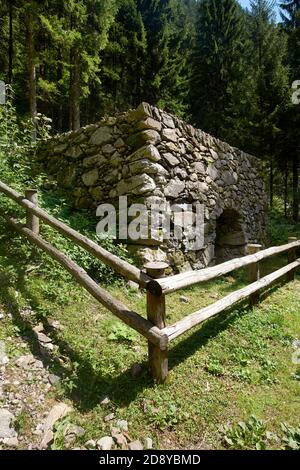 Valle del Vò (BG), una antica regrane, forno per la torrefazione del ferro Stockfoto