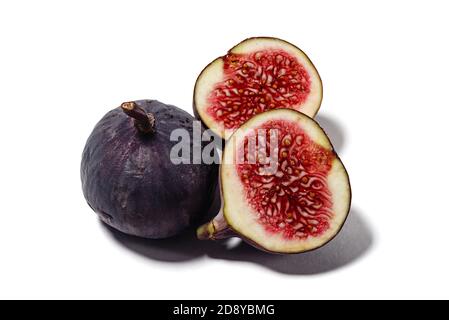 In Scheiben geschnittene Feigen isoliert auf weiß. Stockfoto