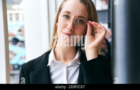 Porträt Einer Jungen Geschäftsfrau Mit Brille Im Modernen Büro Während Der Gesundheitsinpandemie Stockfoto