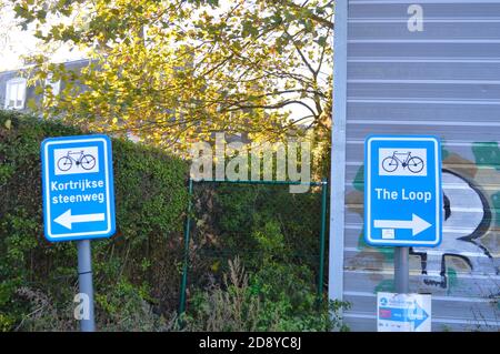 GENT, BELGIEN - 5. NOVEMBER: Straßenschild für Fahrräder in der Nähe der Expo auf einer Straße in Gent, Belgien am 5. November 2017. Holzsträucher bei Stockfoto