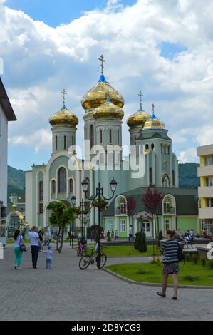 KHUST, UKRAINE - 3. MAI: Heilige Kyrill und Methodius Kathedrale in Khust, Ukraine am 3. Mai 2016. Stockfoto