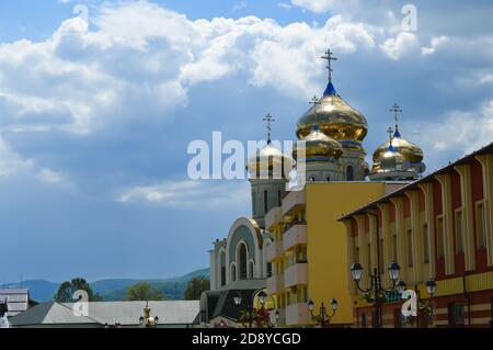 KHUST, UKRAINE - 3. MAI: Heilige Kyrill und Methodius Kathedrale in Khust, Ukraine am 3. Mai 2016. Stockfoto