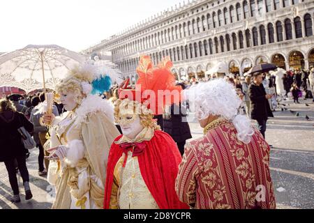 Piazza San Marco voller Menschen, die den Karneval von Venedig feiern, in Italien, im Februar Stockfoto