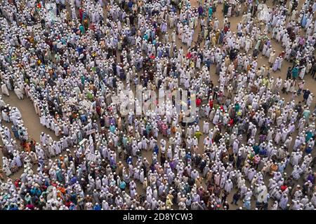 Dhaka, Dhaka, Bangladesch. November 2020. Hefazat-e- Islam Bangladesh Führer und Aktivisten nehmen an einer Anti-Frankreich-Demonstration Teil und marschieren auf die französische Botschaft in Dhaka, Bangladesch, zu und belagern sie am 02. November 2020. Kredit: Zabed Hasnain Chowdhury/ZUMA Wire/Alamy Live Nachrichten Stockfoto