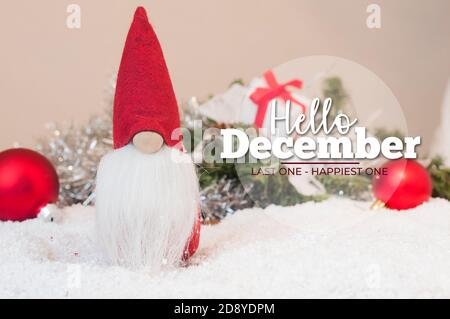 Hallo Dezember-Karte. Weihnachtsmann Welpe über den Schnee von Weihnachtsdekorationen umgeben Stockfoto