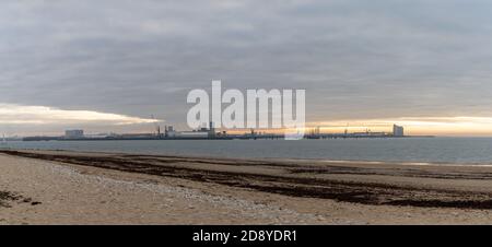 Der Industriehafen und Hafen von La Rochelle bei Sonnenaufgang Von der Insel Ile de Re aus gesehen Stockfoto