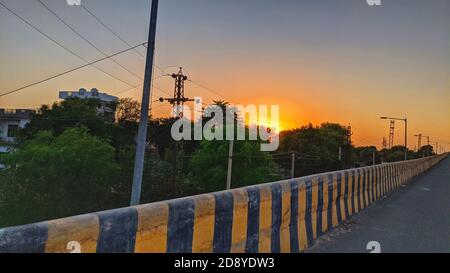 Schöne Sonne aufgehenden Himmel mit Asphalt Autobahnen Straße in ländlichen Szene verwenden Landverkehr und Reise Hintergrund. Stockfoto