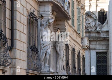 Mantova, Italien. August 2020. Mantova, Piazza Sordello: Palazzo Bianchi Credit: Independent Photo Agency/Alamy Live News Stockfoto