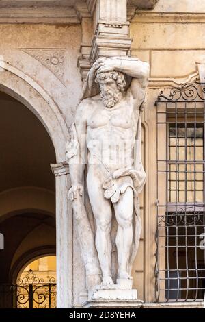 Mantova, Italien. August 2020. Mantova, Piazza Sordello: Palazzo Bianchi Credit: Independent Photo Agency/Alamy Live News Stockfoto