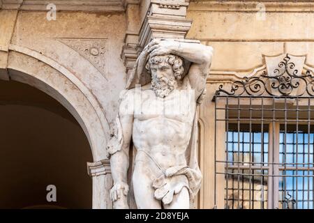 Mantova, Italien. August 2020. Mantova, Piazza Sordello: Palazzo Bianchi Credit: Independent Photo Agency/Alamy Live News Stockfoto