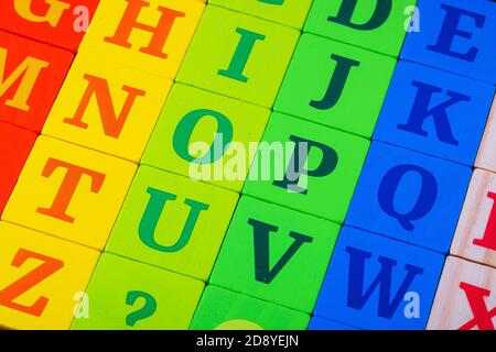 Hölzerne Alphabet Blöcke als Hintergrund Stockfoto