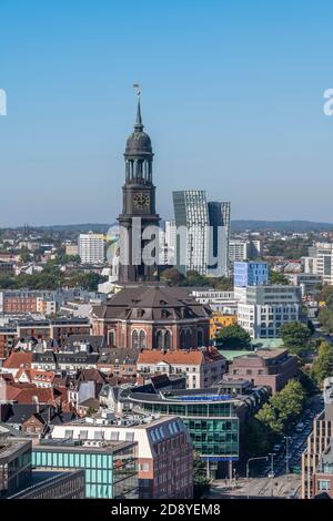 Blick nach Westen über die Dächer von der St. Nikolai Gedenkstätte in Hamburg, zur St. Michaelskirche und Tanzende Türme / Tango Türme - Tanzende Türme. Stockfoto