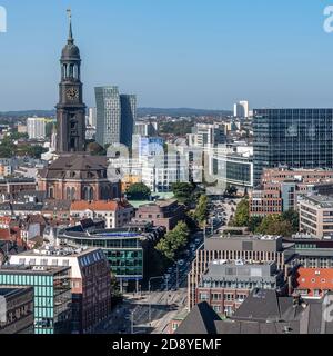 Blick nach Westen über die Dächer von der St. Nikolai Gedenkstätte in Hamburg, zur St. Michaelskirche und Tanzende Türme / Tango Türme - Tanzende Türme. Stockfoto