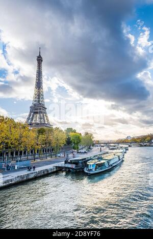 Paris, Frankreich - 26. Oktober 2020 : Blick auf den Eiffelturm mit seine, Paris, Frankreich Stockfoto