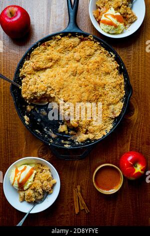 Apple Crisp in einem Cast Iron Pfanne Stockfoto