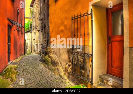 Alte bunte Rustikale Straße mit Steinhäusern in Ascona, Tessin in der Schweiz. Stockfoto