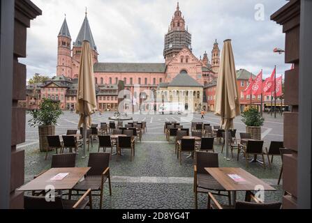 Mainz, Deutschland. November 2020. Die Sitzplätze eines Restaurants im Freien befinden sich auf dem Marktplatz vor der Kathedrale. Die von Bund und Ländern beschlossene teilweise Sperrung ist in Kraft getreten. Quelle: Andreas Arnold/dpa/Alamy Live News Stockfoto