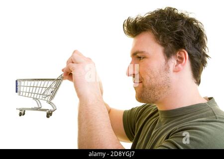 Junger Mann schiebt einen kleinen Einkaufswagen Stockfoto