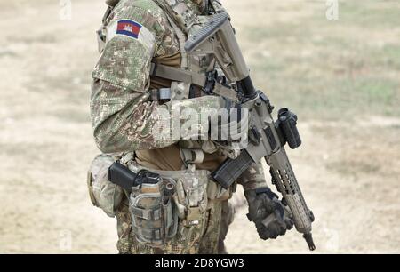 Soldat mit Sturmgewehr und Flagge Kambodschas auf Militäruniform. Collage. Stockfoto