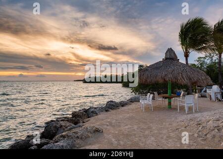 Wunderschöner Strand und Pier im Touristenresort bei Sonnenuntergang in Key Largo, Florida, USA. Stockfoto