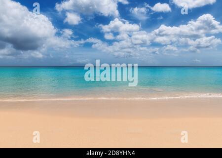 Tropischer Strand und türkisfarbenes Meer mit warmem Sand im Paradies Insel Stockfoto