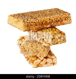 Honey Nut Bars mit Erdnuss isoliert auf weißem Hintergrund. Haufen von Granola Energie Bio-Riegel Stockfoto