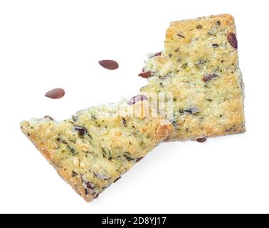 Gesalzene knusprige Cracker mit Sesam, Rosmarin und Sonnenblumenkernen isoliert auf weißem Hintergrund. Draufsicht Stockfoto