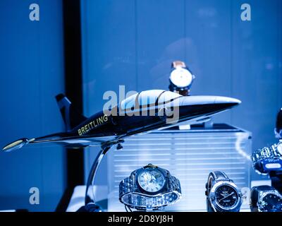 Kehl, Deutschland - Oct 16, 2020: Breitling 1884 Uhren zum Verkauf in Luxus-Boutique-Schaufenster mit Modell Flugzeug - blau gegossen Stockfoto