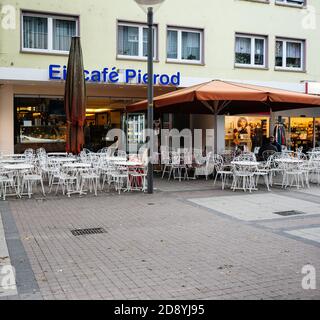 Kehl, Deutschland - 16. Okt 2020: Leer wegen Coronavirus COVID 19 Pandemiesituation Eiscafe Pierod in Kehl mit nur einem Tisch mit Kunden Stockfoto
