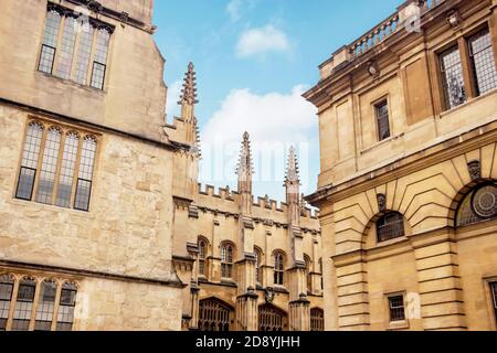 Außenansicht des Bodleian Library Gebäudes mit blauem Himmel Oxford Stockfoto