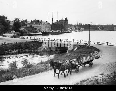 Historische und alte Bilder von Gustavsberg, Stockholm, Schweden. Weltweit bekannt für sein Porzellan. Pferd und Wagen in Gustafsberg. Stockfoto