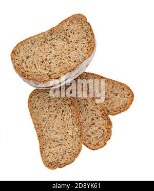 Draufsicht auf geschnittenes Vollkornbrot isoliert auf weißem Hintergrund. Draufsicht Stockfoto
