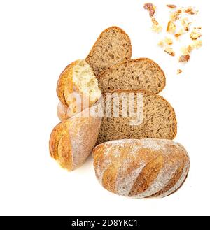 Draufsicht auf geschnittenes Vollkornbrot isoliert auf weißem Hintergrund. Brotscheiben und Krümel von oben betrachtet. Stockfoto